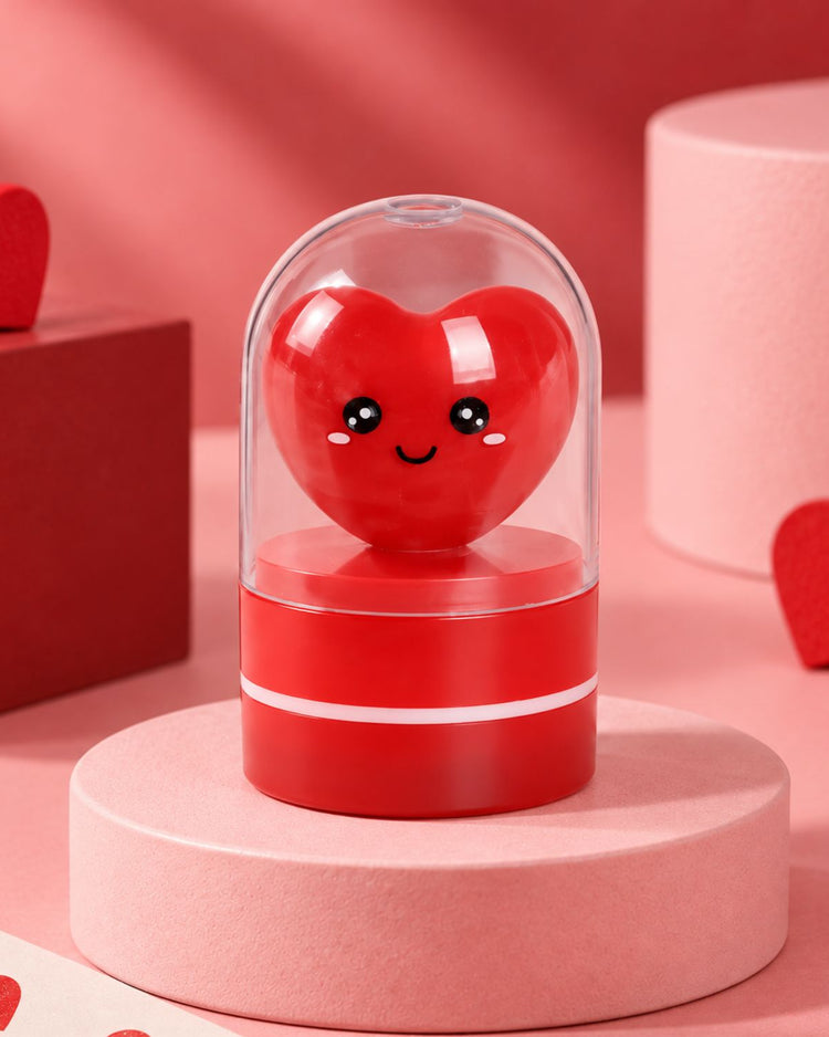 Tampon en forme de coeur sur fond blanc, détail du motif