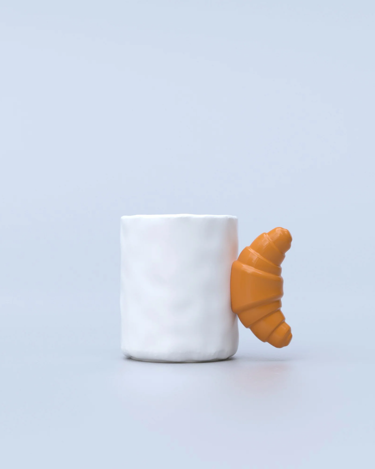 Mug avec poignée en forme de croissant, vue de côté.
