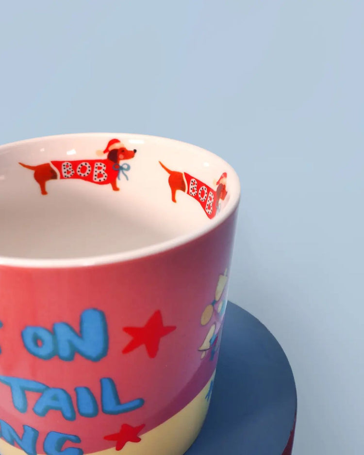 Mug festif avec Bob le teckel en costume de Noël, vue de face.