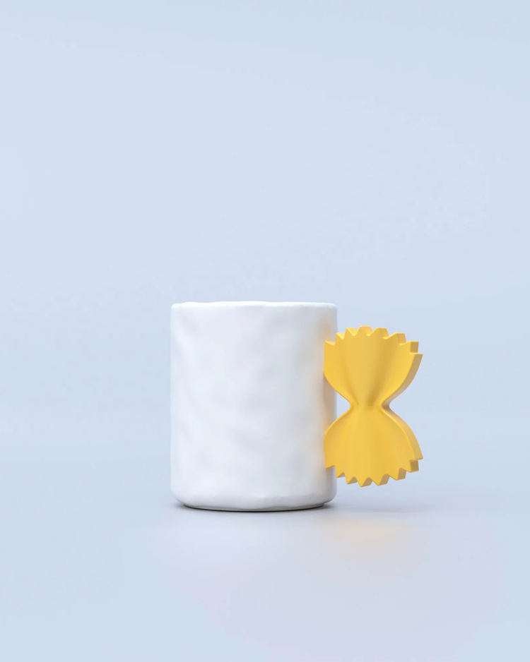 Mug avec poignée en forme de pâte farfalle, design unique.