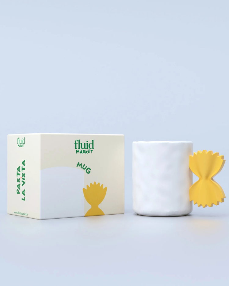 Mug avec poignée en forme de pâte farfalle, design unique.