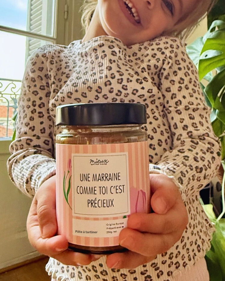 Pot de pâte à tartiner avec étiquette colorée et design joyeux.