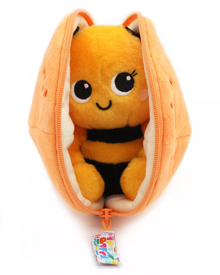 Peluche Buzzet l'Abeille en position assise, détails de la texture
