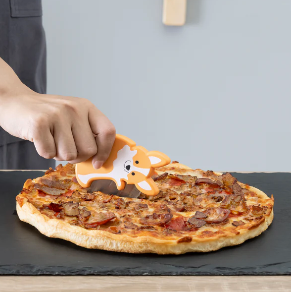 Roulette à pizza en forme de corgi avec détails colorés