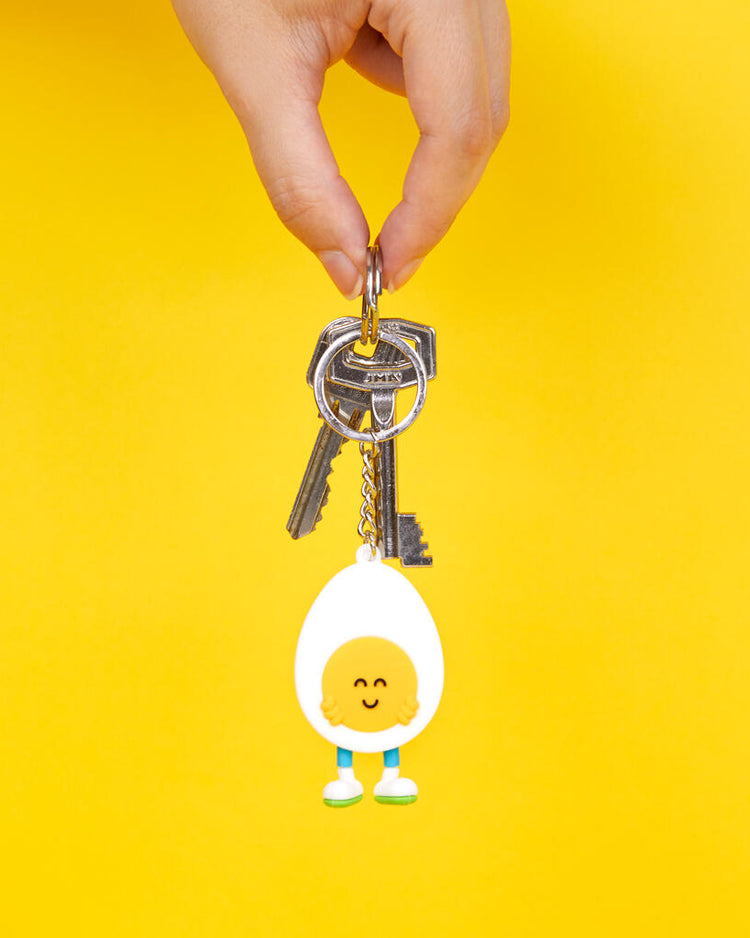 Porte-clés en forme d'œuf souriant sur fond clair