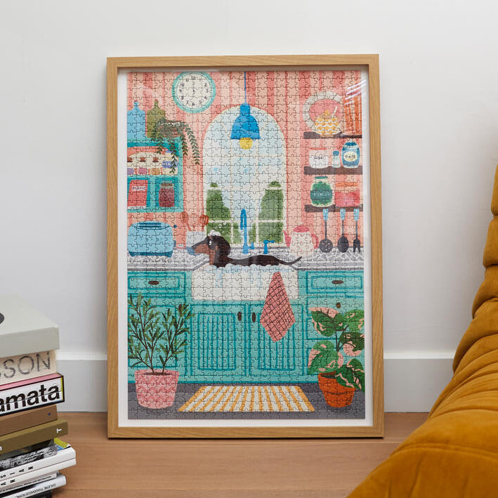 Puzzle représentant un teckel dans un bain moussant coloré.