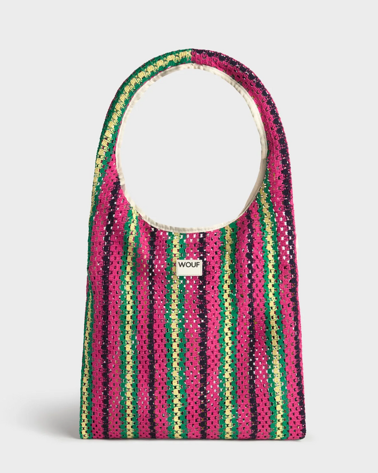 Sac en crochet estival avec motif coloré et anses tressées.