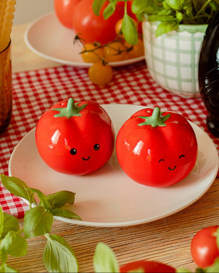 Salière poivrière en forme de tomate avec détails réalistes.