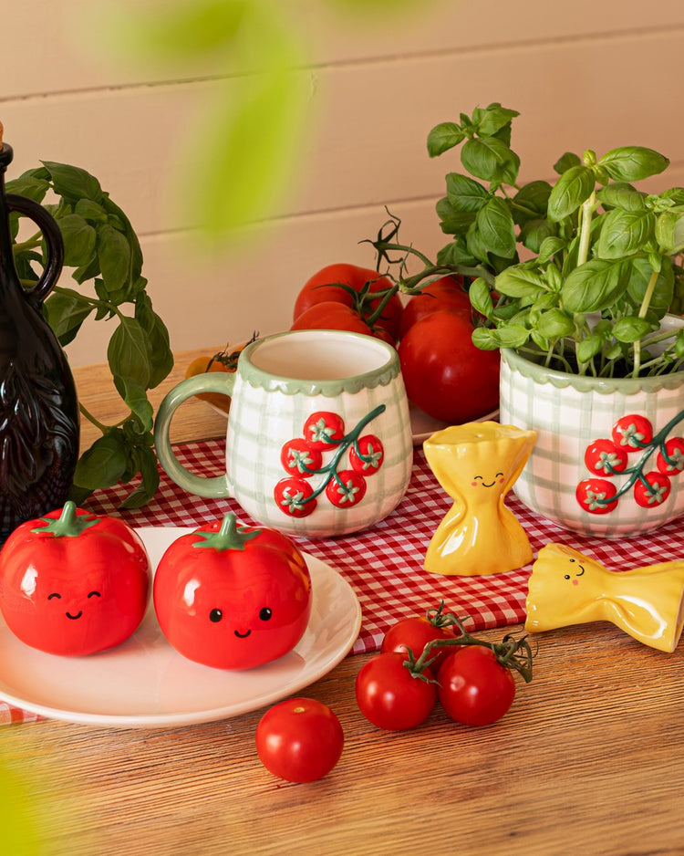 Salière poivrière en forme de tomate, vue de côté.