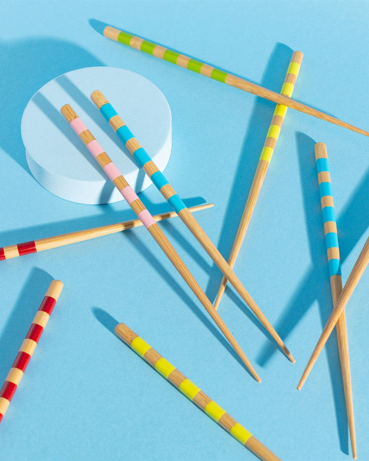 Set de 5 baguettes en bambou avec motifs rayés colorés