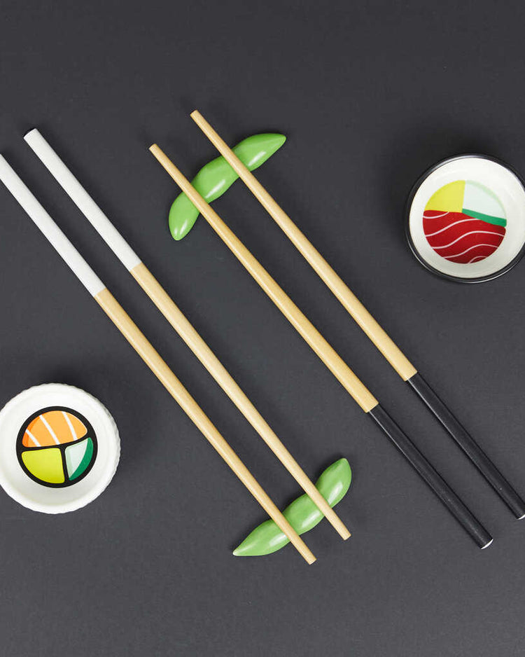Mini-bols en forme de makis pour sauce soja dans le set sushi.