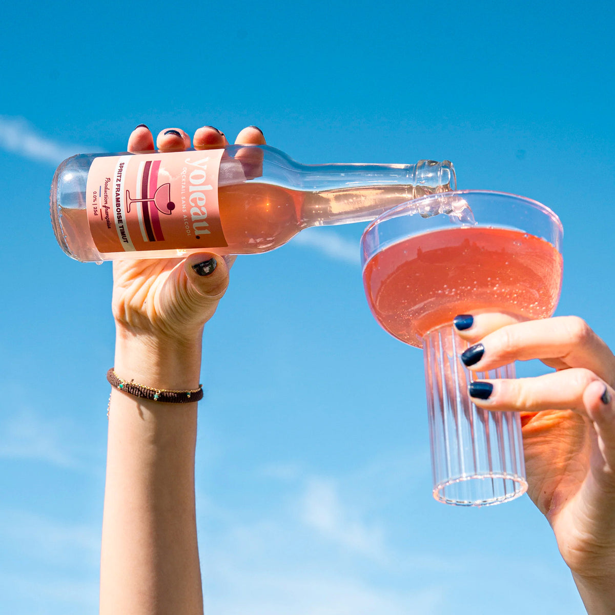 Bouteille de spritz framboise avec étiquette colorée et pétillante