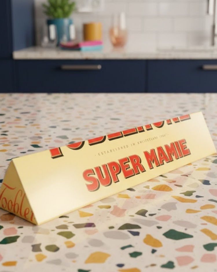 Toblerone avec inscription 'Super Mamie' sur fond blanc