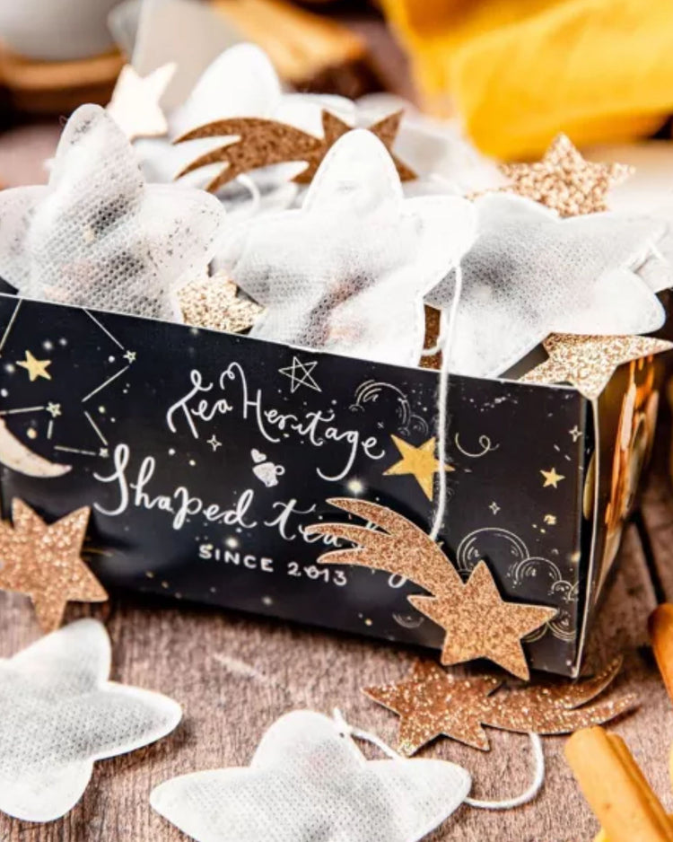 Coffret de 15 thés en forme d'étoiles sur fond clair.