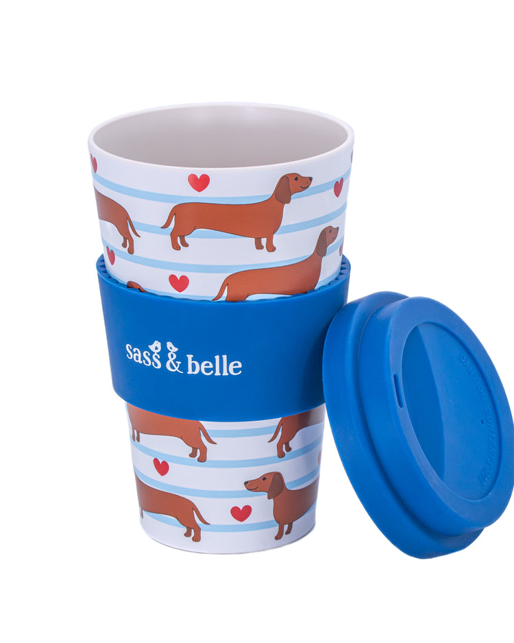 Gobelet de voyage avec motif Teckel sur fond clair.