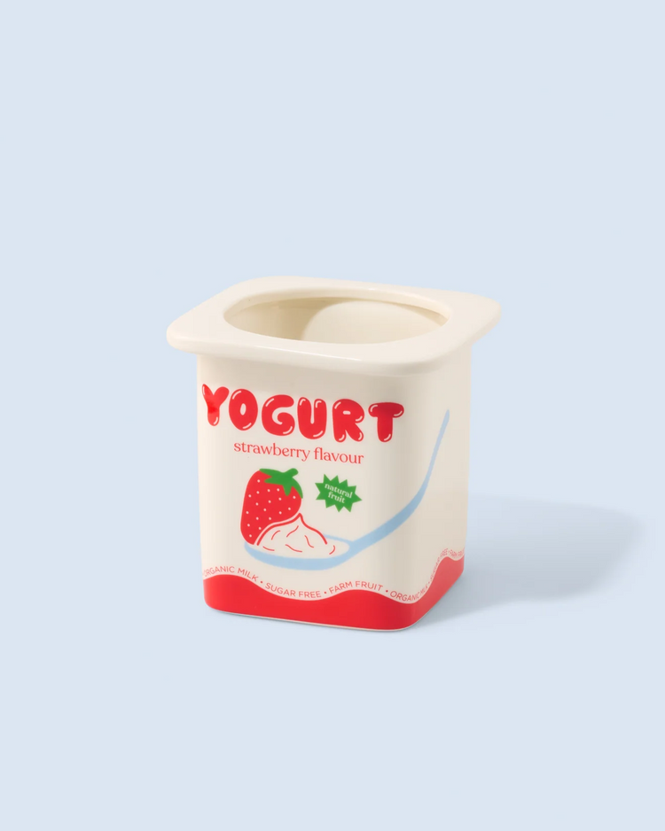 Vase en forme de yaourt avec motif fraise sur le verre.