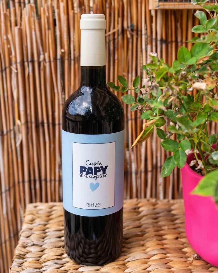 Bouteille de vin rouge avec étiquette 'Papy d'exception