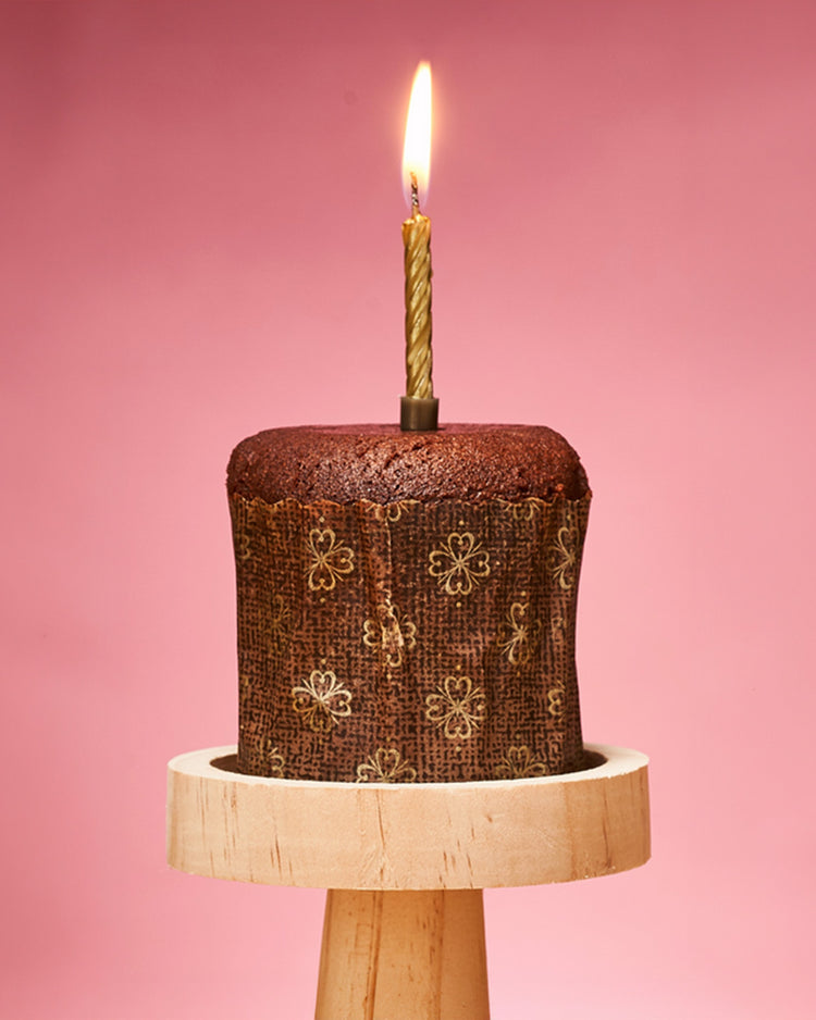 Brownie d'anniversaire avec bougie sur le dessus, prêt à déguster.