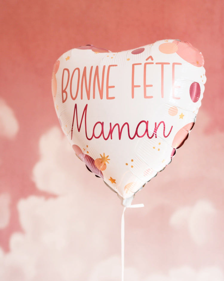 Ballon cœur 'Bonne Fête Maman' avec motif coloré et brillant.