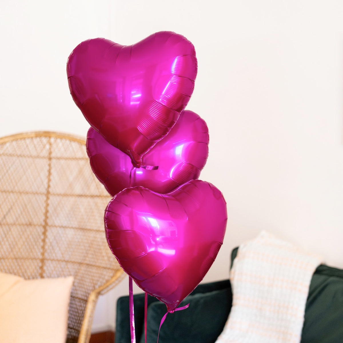 Trois ballons en forme de cœur dans une boîte élégante.