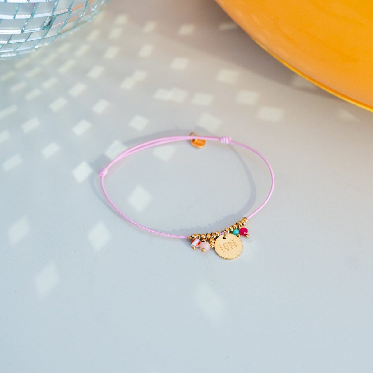 Bracelet doré en trèfle avec carte de remerciement