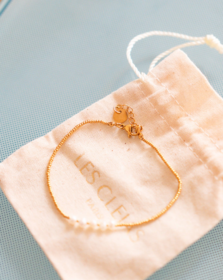 Bracelet délicat avec perles blanches sur chaîne dorée