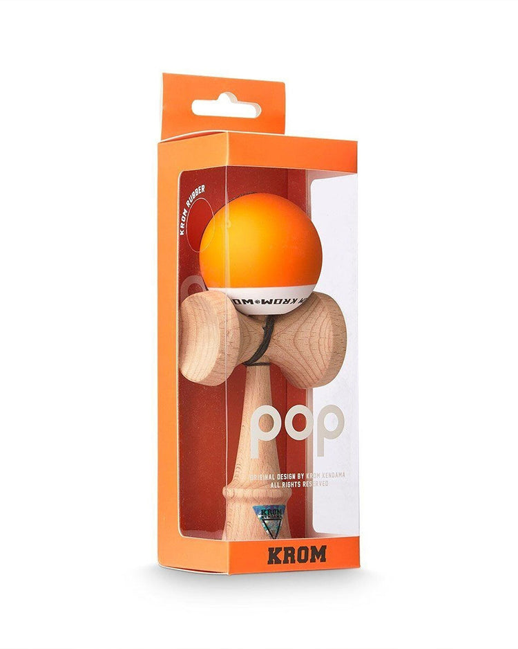 Kendama en bois avec boule en équilibre sur la coupe