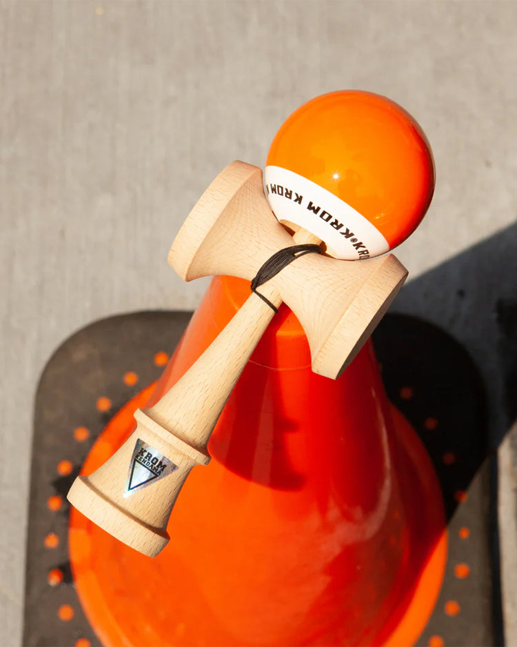 Kendama en bois avec boule en équilibre sur le pic central.