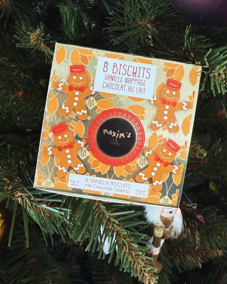 Biscuits de Noël chocolat au lait dans une boîte vintage