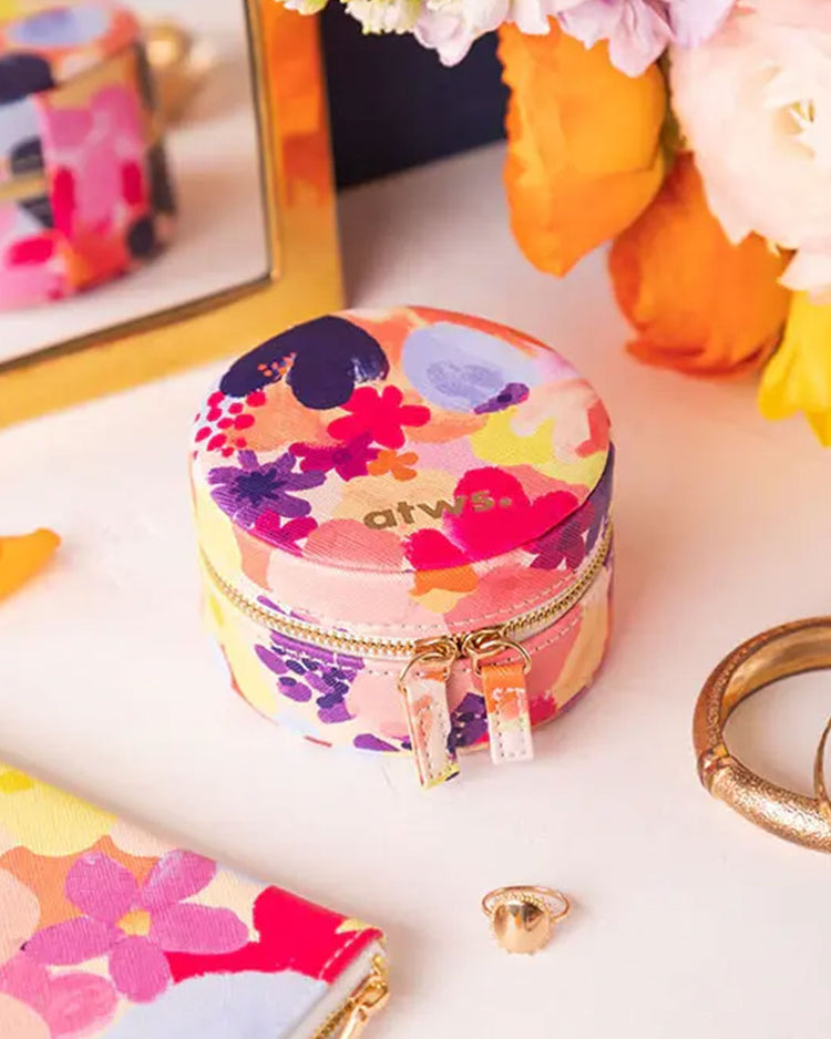 Boîte à bijoux avec motif floral sur le couvercle