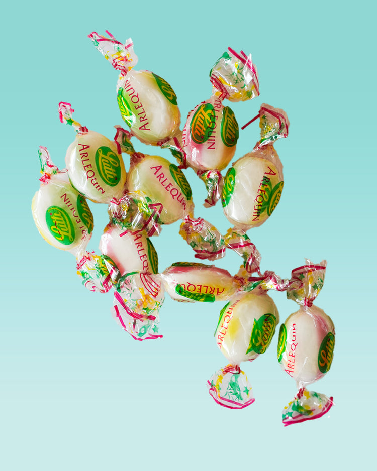 Bonbons Arlequins colorés en forme de petits cubes