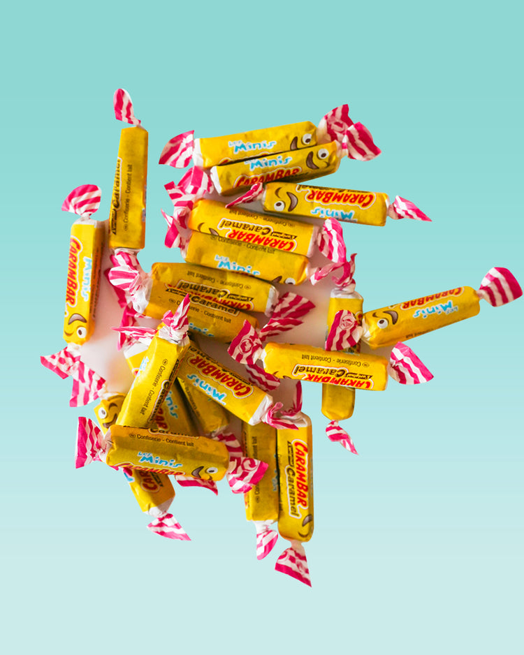 Emballage coloré de 20 mini carambars en gros plan