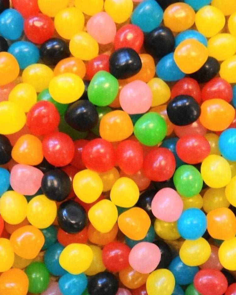 Cinq sachets de Dragibus en vue rapprochée sur une piñata.