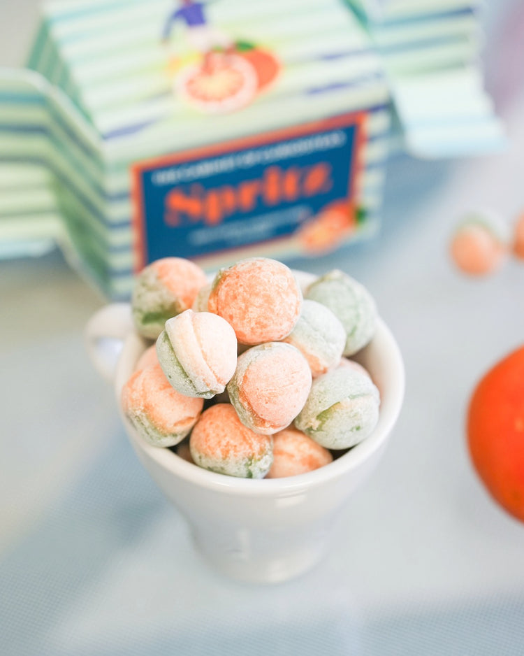 Bonbons Orange Spritz en gros plan, texture brillante et colorée.