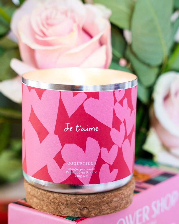 Bougie Coquelicot avec inscription 'Je t'aime' en gros plan