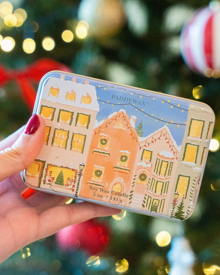 Bougie de Noël avec motif festif et flamme chaleureuse