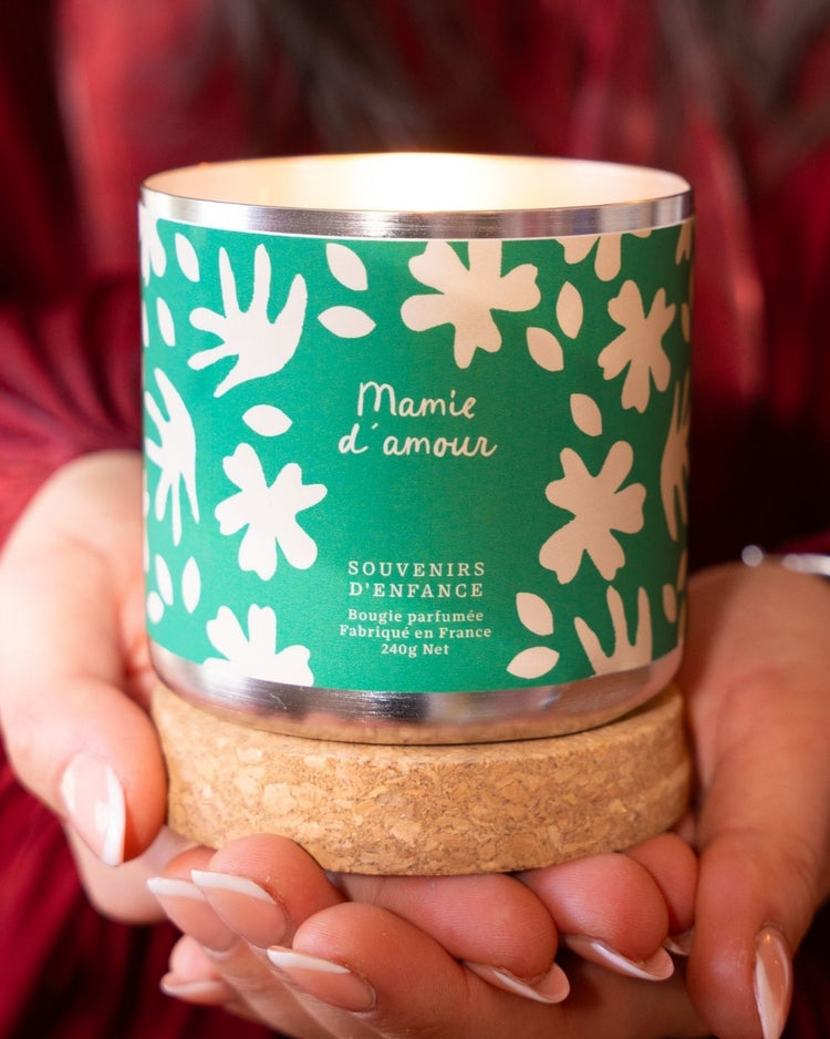 Bougie Mamie d'Amour avec étiquette vintage et flamme douce