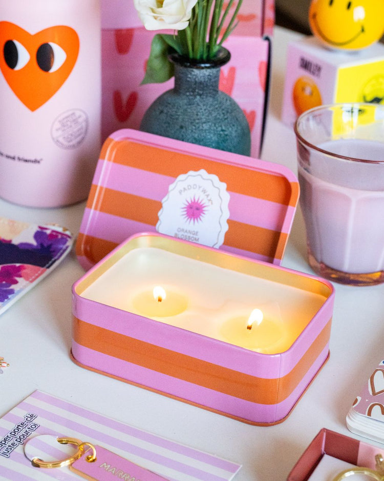 Bougie à 2 mèches avec rayures orange et rose, motif soleil