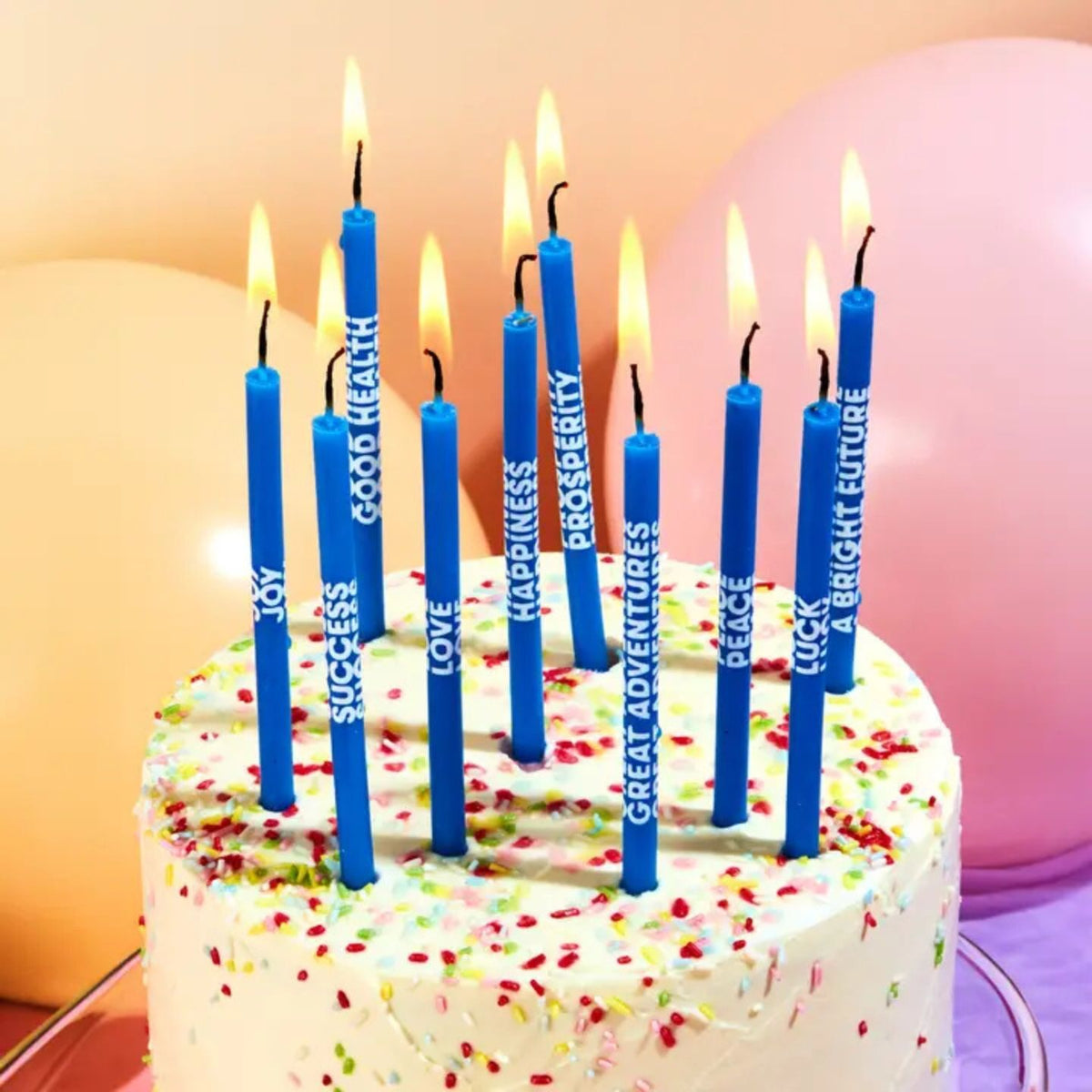 Bougies d'anniversaire colorées avec messages joyeux