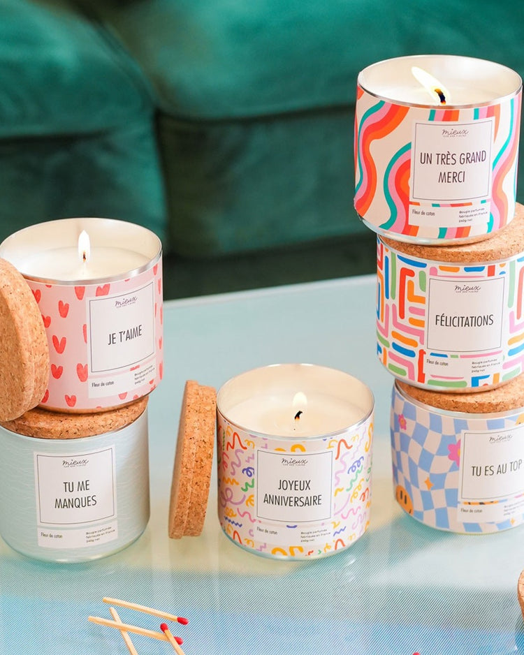 Bougie à message avec un design élégant et une texture lisse.