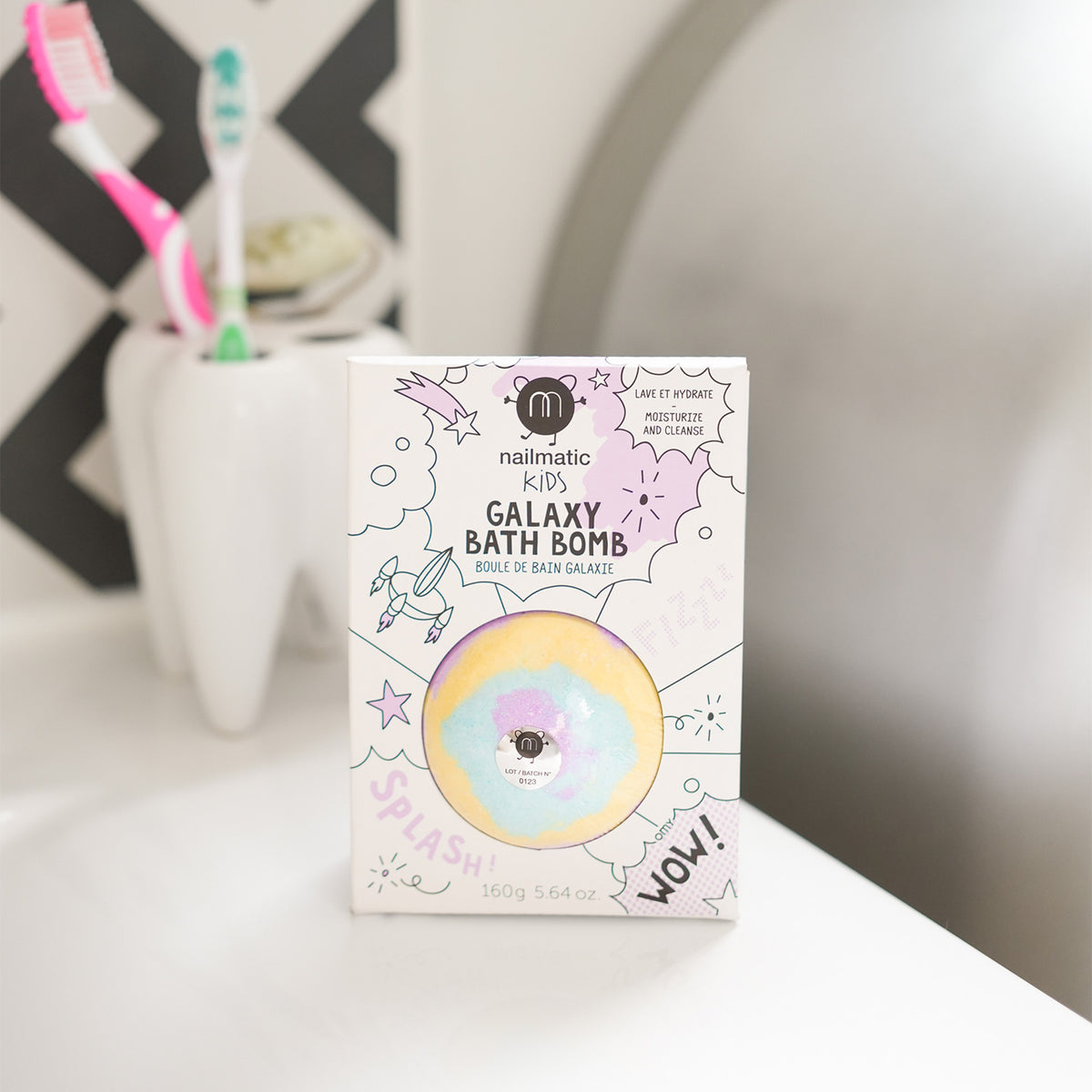 Bombe de bain Galaxy avec des étoiles colorées en gros plan.