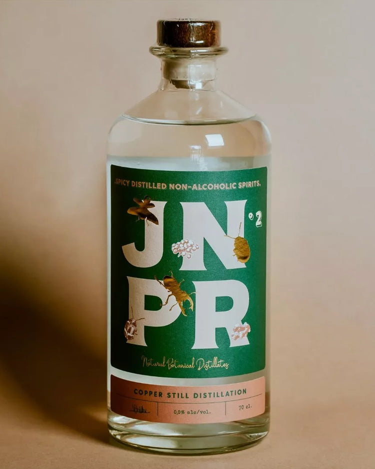 Bouteille de spiritueux sans alcool avec étiquette épicée.