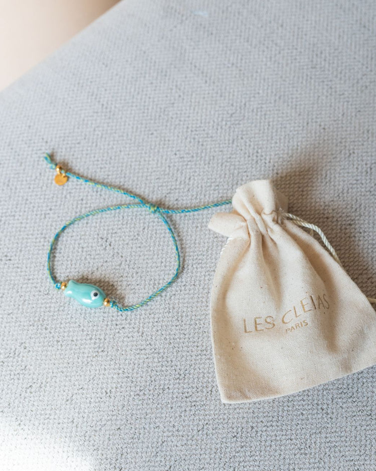 Bracelet en céramique avec poisson, cordon tressé coloré.