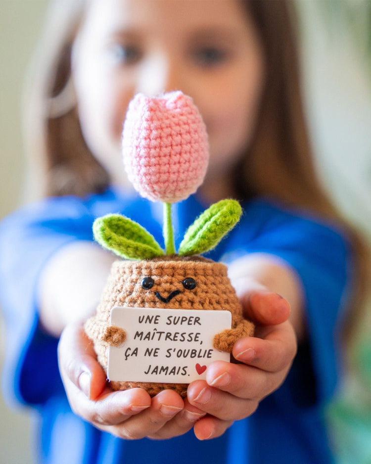 Tulipe en crochet rose avec message pour maîtresse, vue de côté