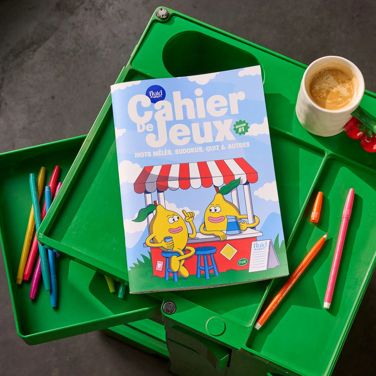 Cahier de jeux ouvert avec des pages remplies de défis variés