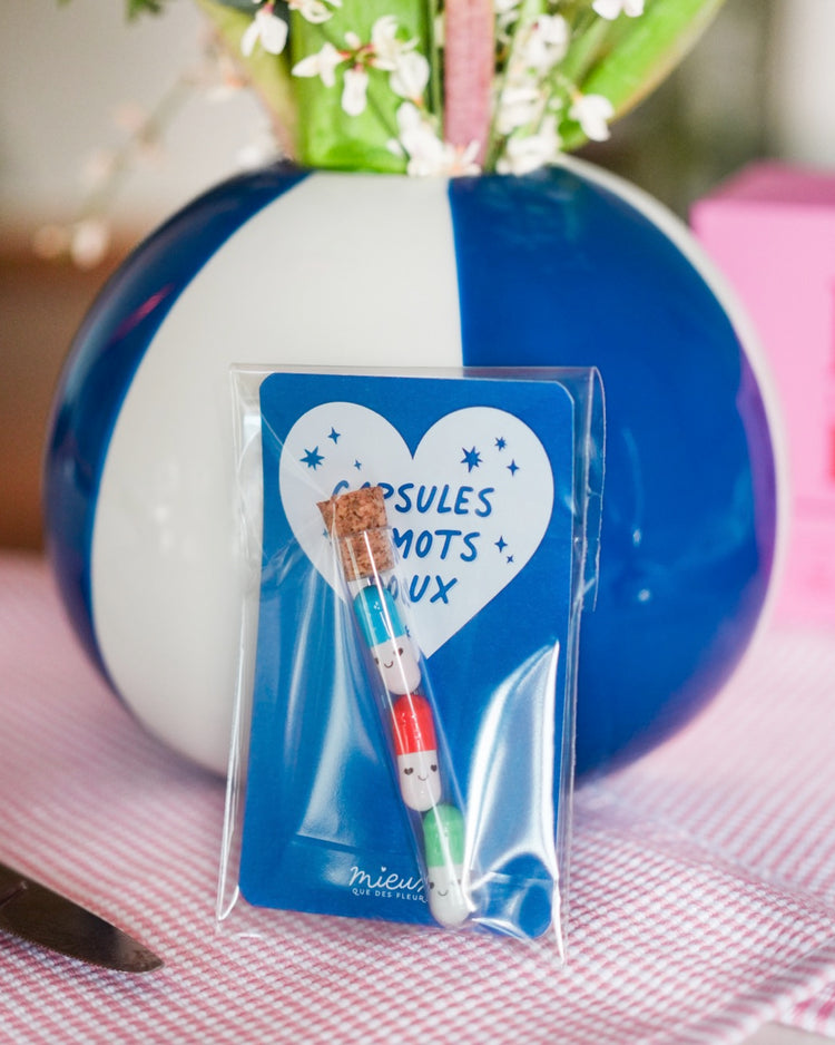 Capsules colorées pour écrire des messages doux, vue de dessus.