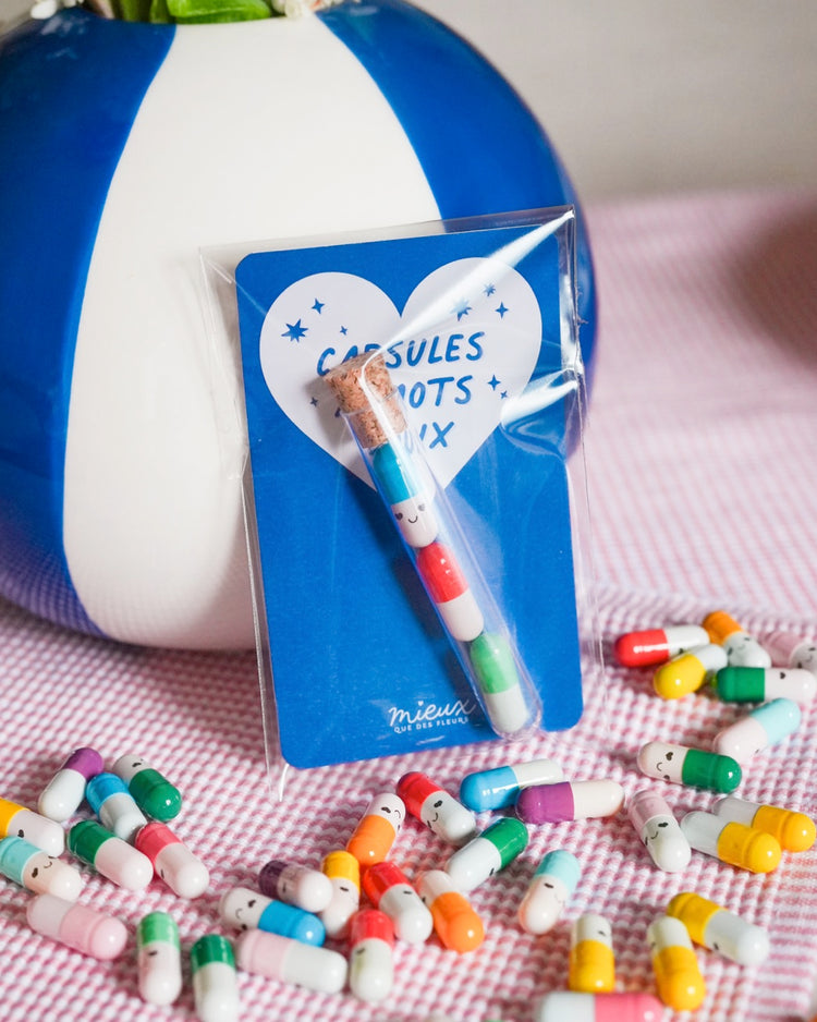 Capsules colorées pour écrire des messages doux, vue de dessus.