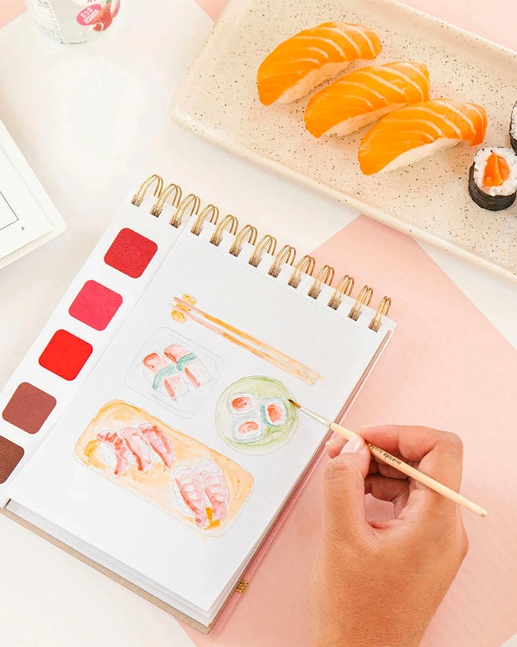 Carnet d'aquarelle ouvert, motifs japonais et texture papier visible