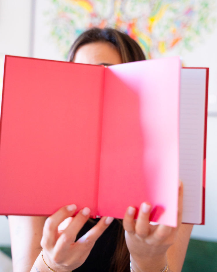 Carnet coloré avec des cœurs, message inspirant en couverture