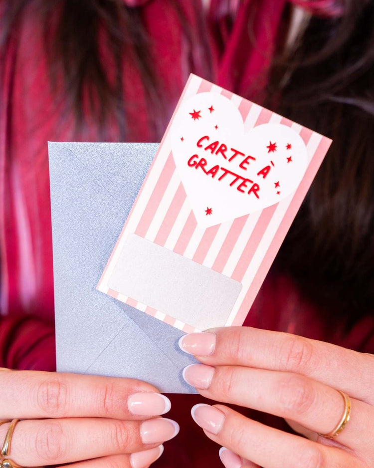 Carte à gratter Saint Valentin avec motifs de cœurs